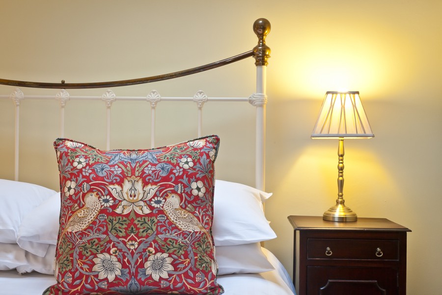 Rattleghyll side table and cushion